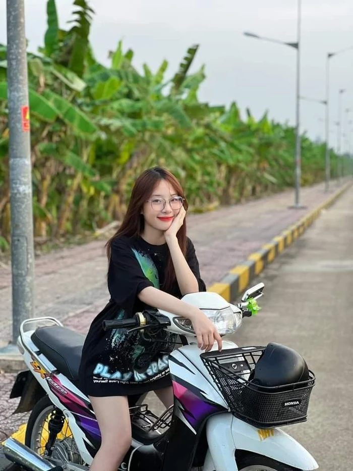 Loạt hình ảnh gái ngồi xe độ đầy cá tính