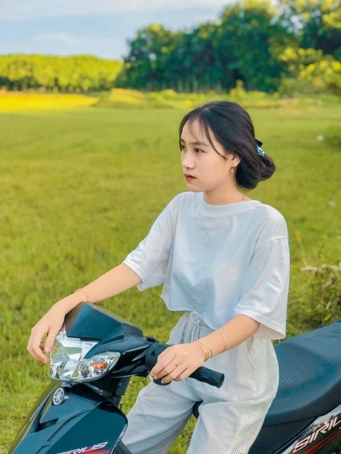 Ngắm ảnh cô gái ngồi xe độ đẹp mắt