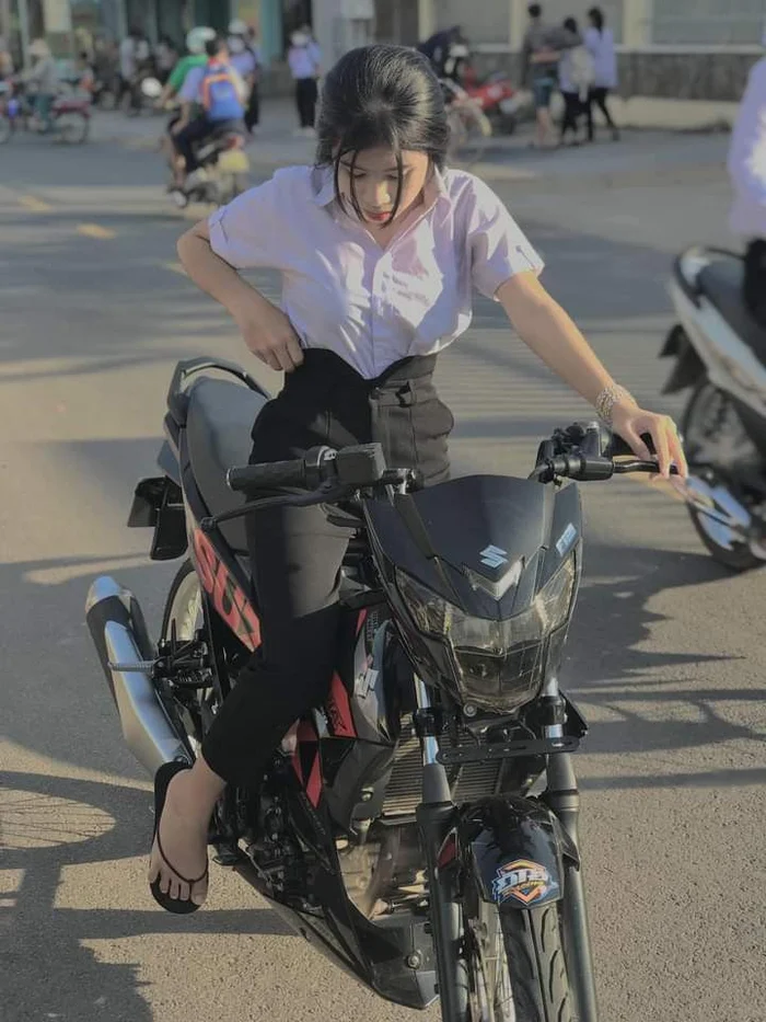 Bộ ảnh gái ngồi xe độ, mạnh mẽ và ấn tượng