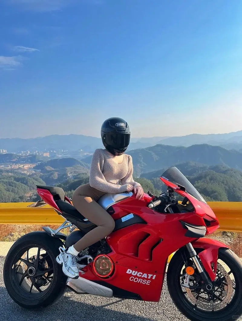 Ảnh gái xinh ngồi xe phân khối lớn ducati corse hiện đại