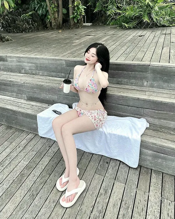 Album ảnh gái 2k5 quyến rũ khoe đường nét cơ thể