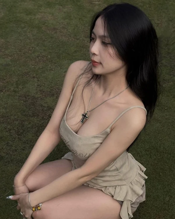 Loạt hình gái 9x ấn tượng với thân hình đồng hồ cát