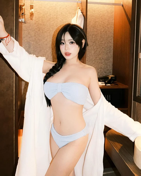 Hình hot girl thanh lịch khoe bikini
