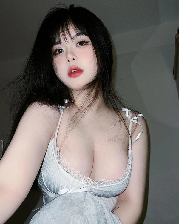 Ảnh cô gái hở vai tinh tế