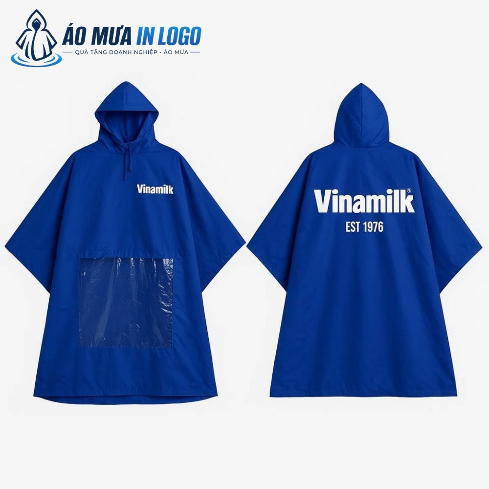 Trao gửi chiếc áo che mưa không chỉ là hình thức kích cầu tiêu dùng mà còn là thông điệp yêu thương, chăm sóc khách hàng sâu sắc.