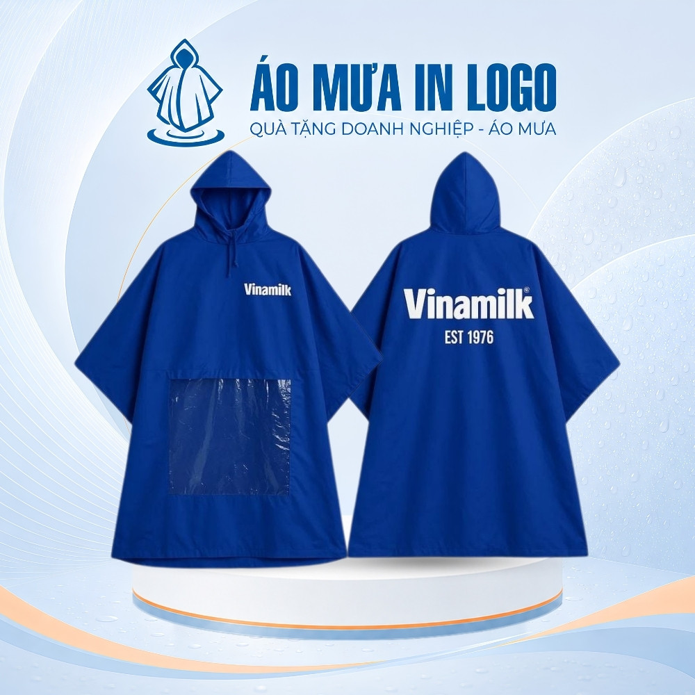 Thiết kế áo mưa cánh dơi màu xanh dương nổi bật với phần logo thương hiệu được in sắc nét ở ngực trái và trung tâm sau lưng.