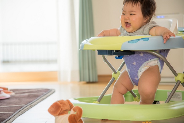 Bé mấy tháng ngồi được xe tròn? 2