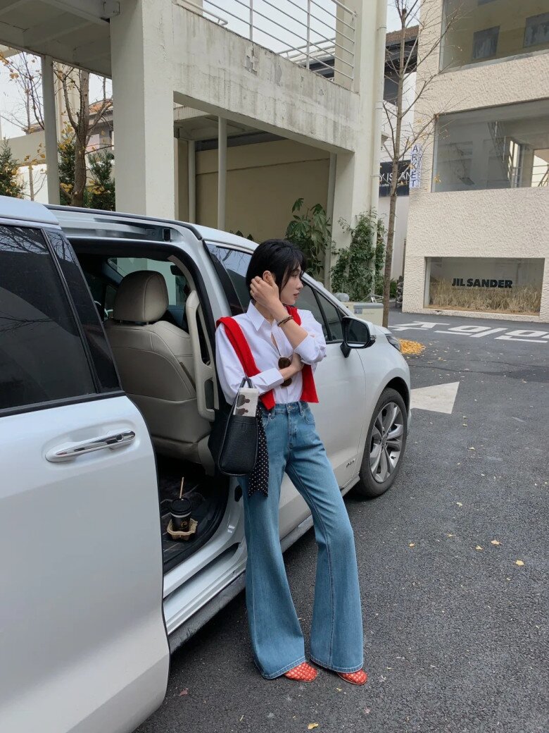 6 nguyên tắc vàng khi diện quần jeans ống loe, phối giày gì cho hợp tránh sai lầm nào khi diện áo để giúp kéo dài đôi chân - 12