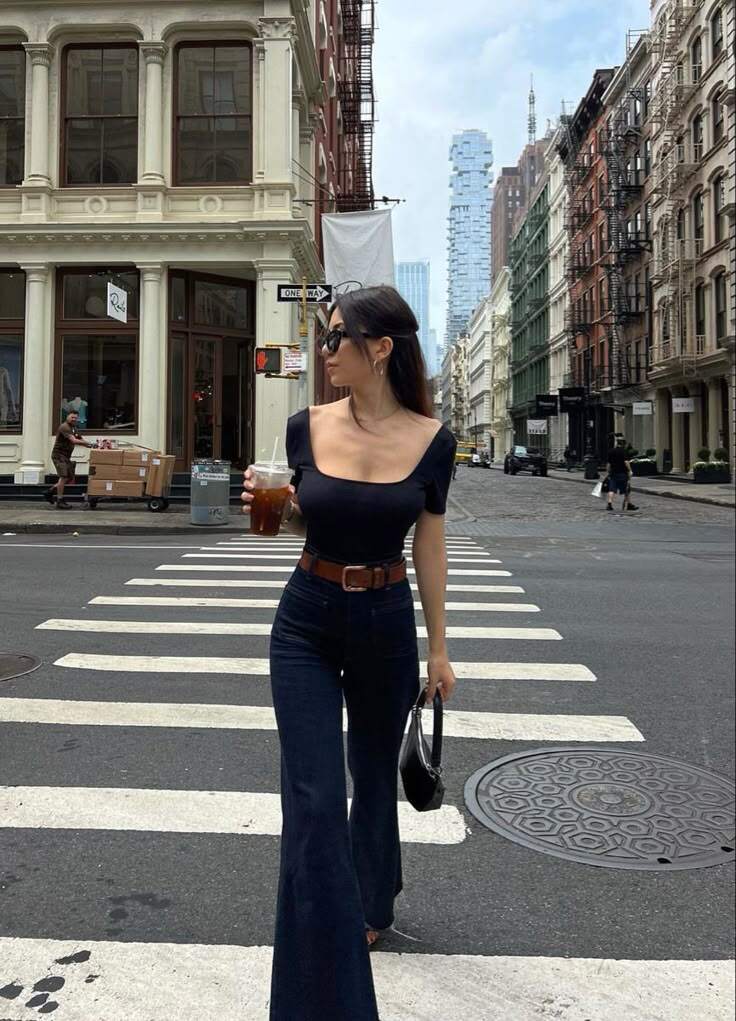 Hãy đầu tư một chiếc quần jeans ống loe cạp cao vừa vặn với vòng eo của bạn, kết hợp cùng áo croptop ôm gọn hoặc sơ mi buộc eo - đây chính là combo hoàn hảo để bạn vừa hiện đại vừa giữ được nét nữ tính dịu dàng.
