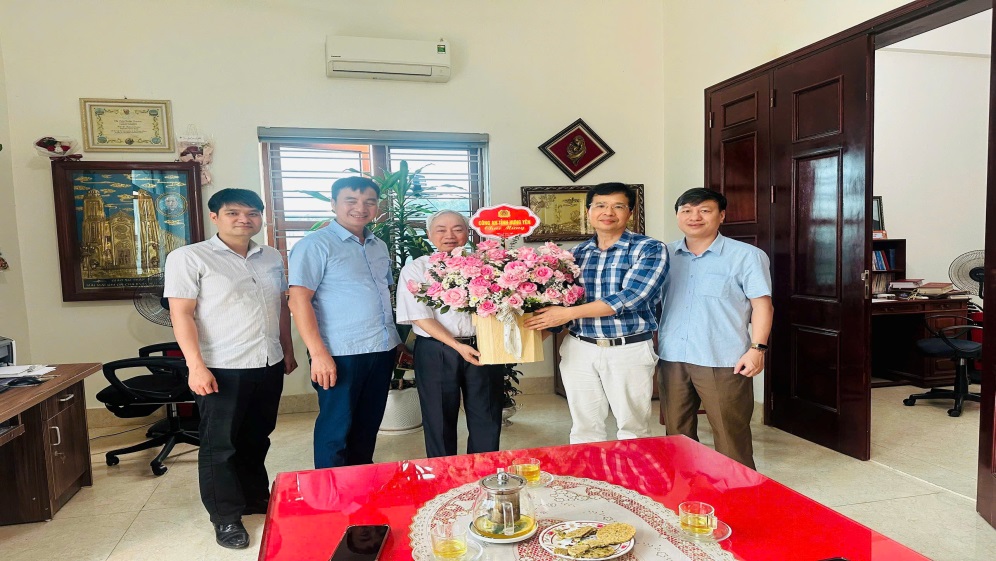 Công an tỉnh Hưng Yên thăm, chúc mừng Lễ Phục sinh năm 2026