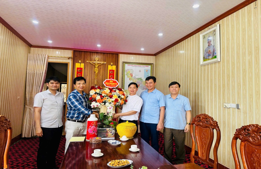 Công an tỉnh Hưng Yên thăm, chúc mừng Lễ Phục sinh năm 2026