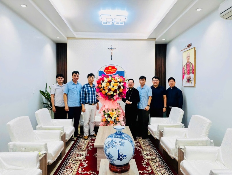 Công an tỉnh Hưng Yên thăm, chúc mừng Lễ Phục sinh năm 2026