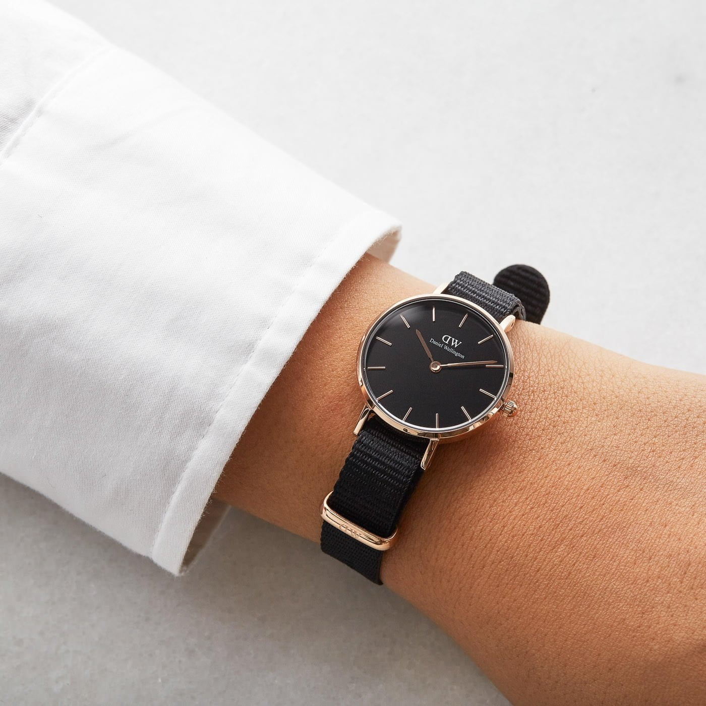 Top 4 đồng hồ DW nữ dây vải chất lượng cực đỉnh với giá thành siêu hời 3