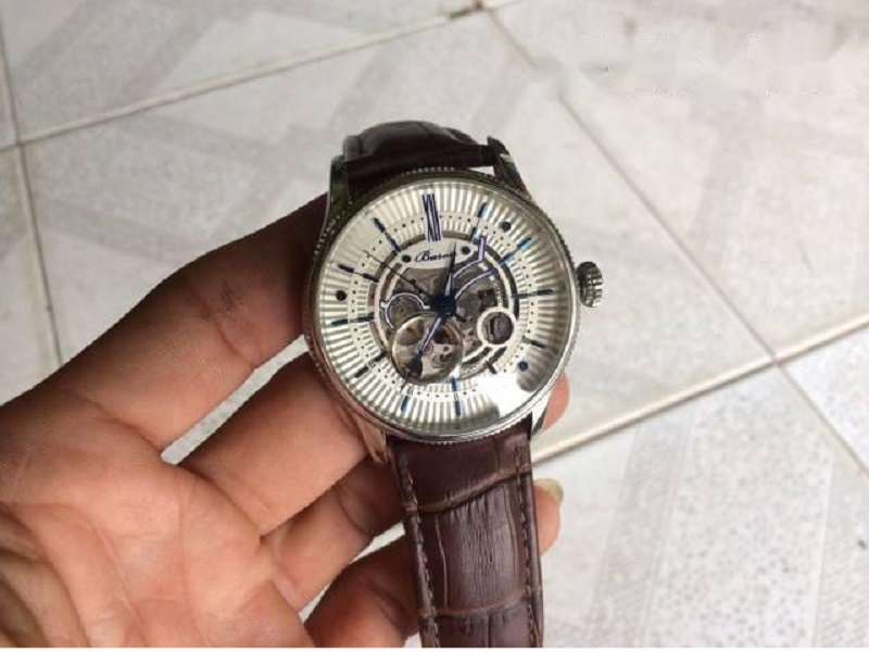Đồng hồ Quartz có thiết kế sang trọn, độc đáo