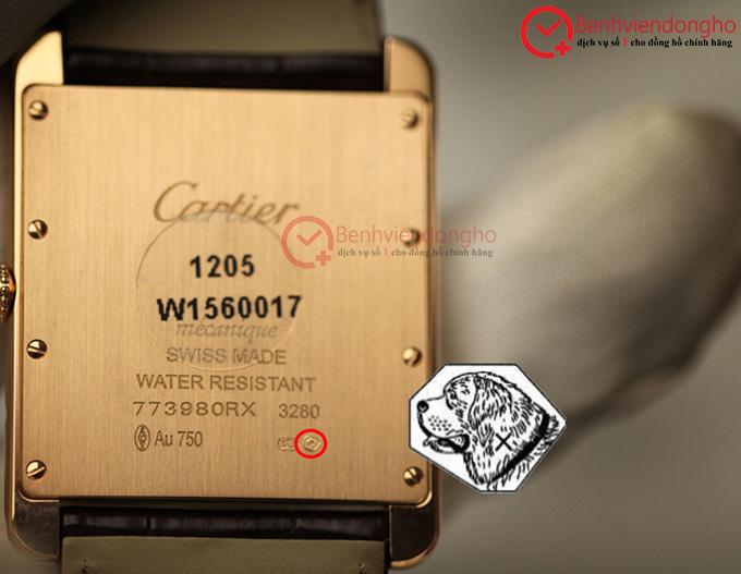 Một chiếc vỏ vàng 18k dùng dấu con chó được triện ở chân đồng hồ