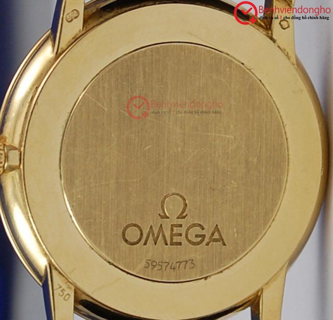 Chiếc đồng hồ Omega có đầy đủ triện chứng minh vỏ đồng hồ bằng vàng khối 18k