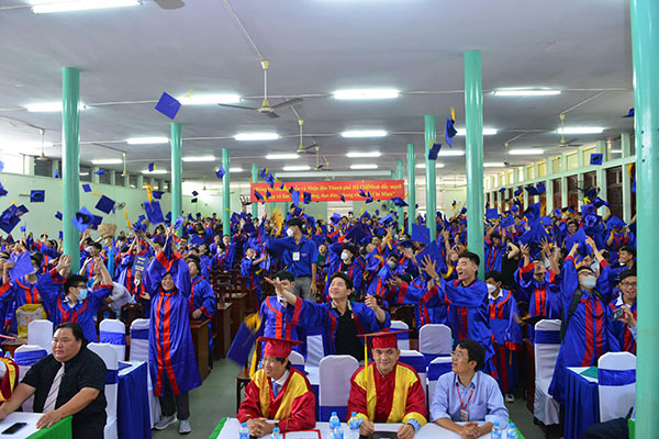 Áo tốt nghiệp trường Lý Tự Trọng