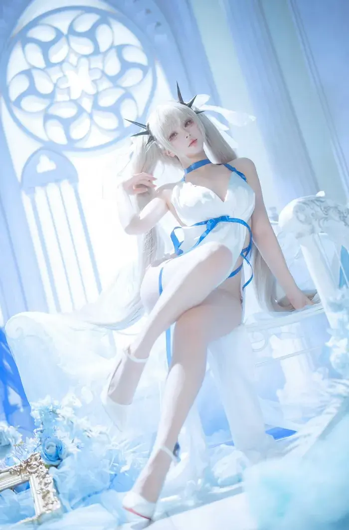 Gái cosplay nude trắng phơi lồn hồng dâm dục
