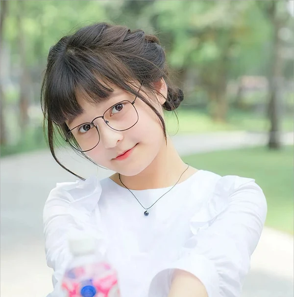 Album hình ảnh nữ sinh đeo kính gợi cảm rất riêng