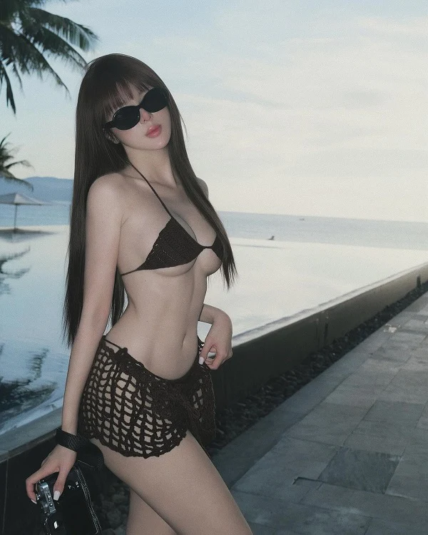 Hình nền gái đẹp đeo kính tạo dáng đầy tinh tế