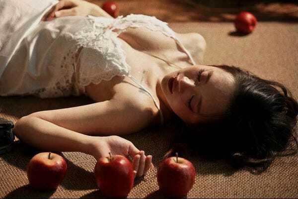 Gái xinh 18+ da hồng hào ánh mắt mời gọi