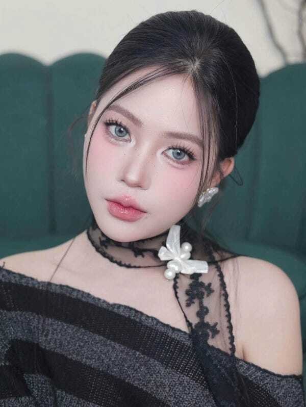 Hot babe 18+ khoe vú tròn đầy mê hoặc