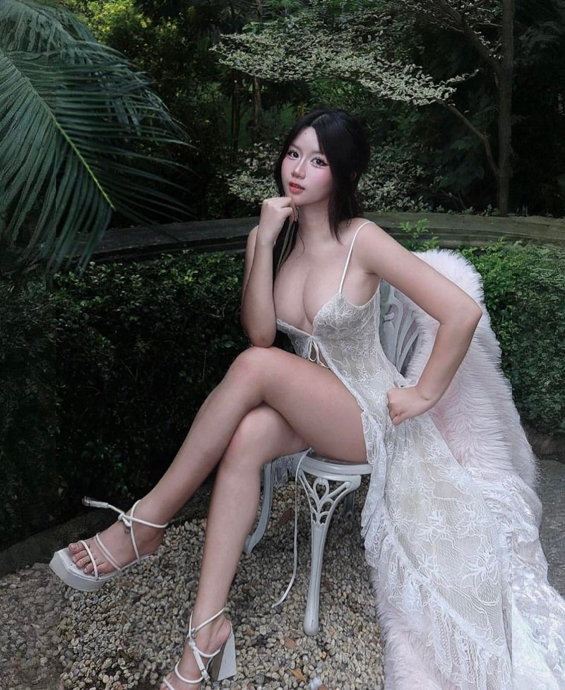 Gái xinh khoe vú mặc ren mỏng