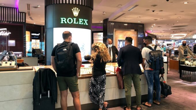 Các cửa hàng miễn thuế tại sân bay như Dubai cũng là nơi mua có thể mua đồng hồ Rolex với giá rẻ nhất