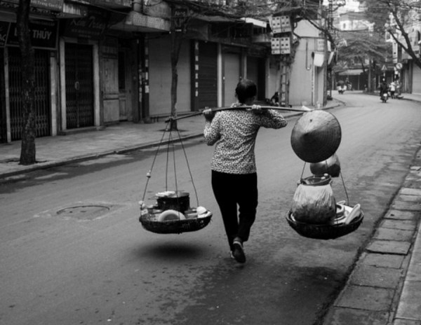 Hình ảnh gánh hàng của người mẹ