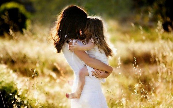 Hình ảnh mẹ ôm con