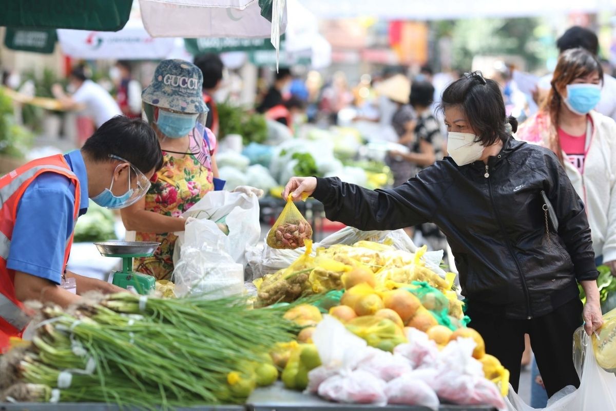 Cửa hàng tấp nập khách trong ngày đẹp khai xuân