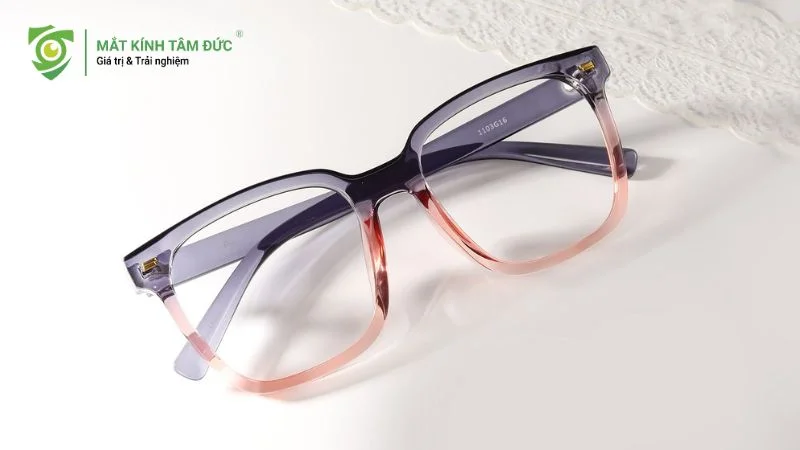 Kính mắt Ombre - mẫu kính hot nhất hiện nay với thiết kế chuyển sắc độc đáo. Phù hợp với nhiều phong cách thời trang từ thanh lịch đến cá tính.