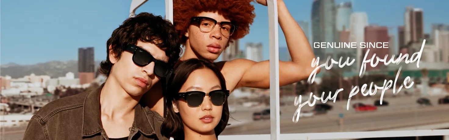 Ray-Ban là một trong những thương hiệu kính mắt hàng đầu thế giới, được biết đến với thiết kế kinh điển và chất lượng vượt trội. Ra đời từ năm 1937 tại Mỹ, Ray-Ban ban đầu được sản xuất dành cho các phi công quân đội Mỹ. Nhờ thiết kế đẹp mắt và tính năng bảo vệ mắt hiệu quả, kính Ray-Ban nhanh chóng trở thành một phụ kiện thời trang được yêu thích trên toàn cầu.
