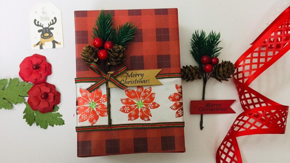 Dùng giấy gói quà để làm thiệp Noel đẹp
