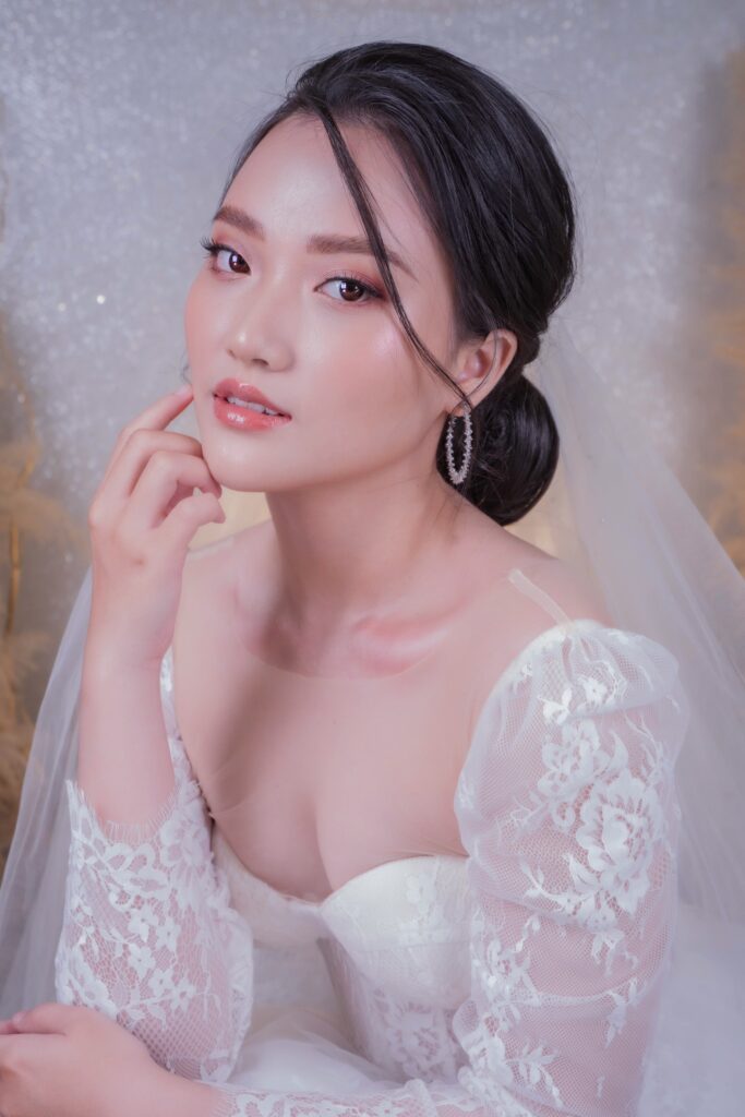 Dịch vụ trang điểm cô dâu đẹp tự nhiên, phá cách