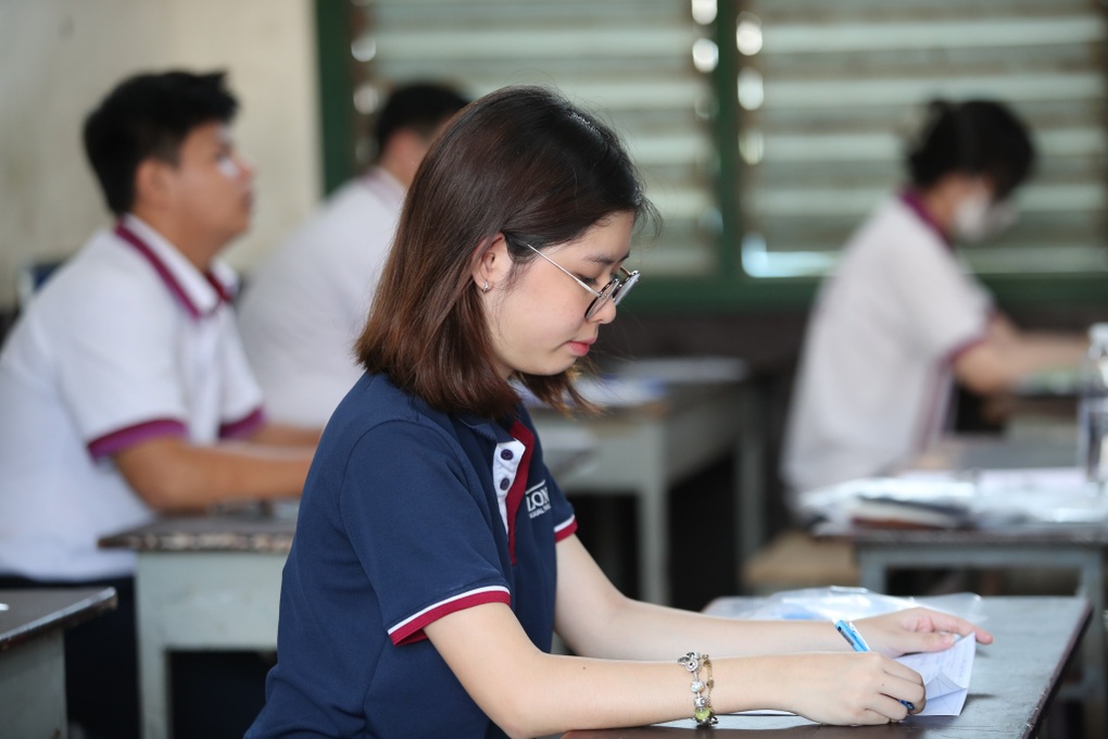 Học trò chắp tay cầu nguyện mong đề ra Người lái đò sông Đà - 12