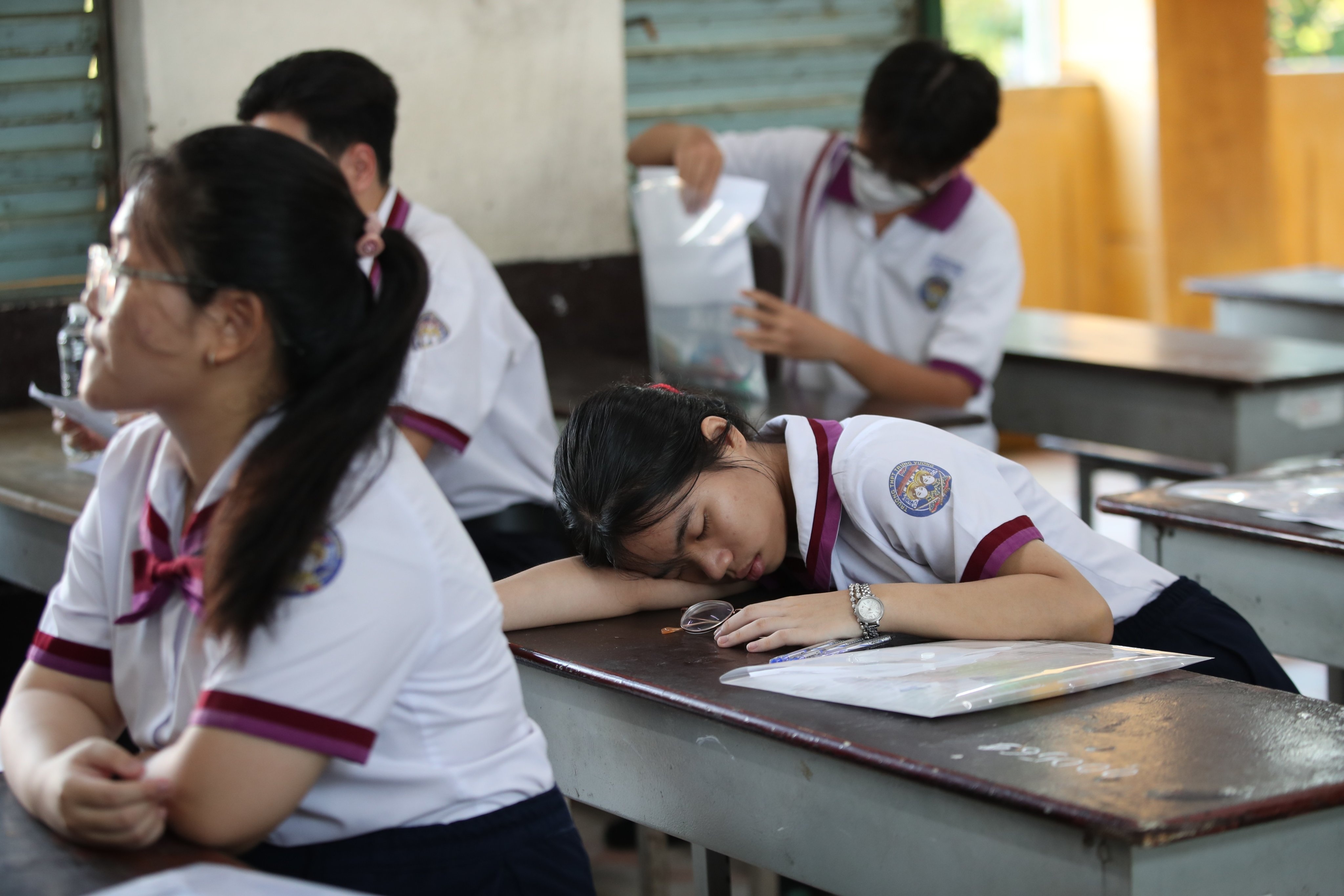 Học trò chắp tay cầu nguyện mong đề ra Người lái đò sông Đà - 13