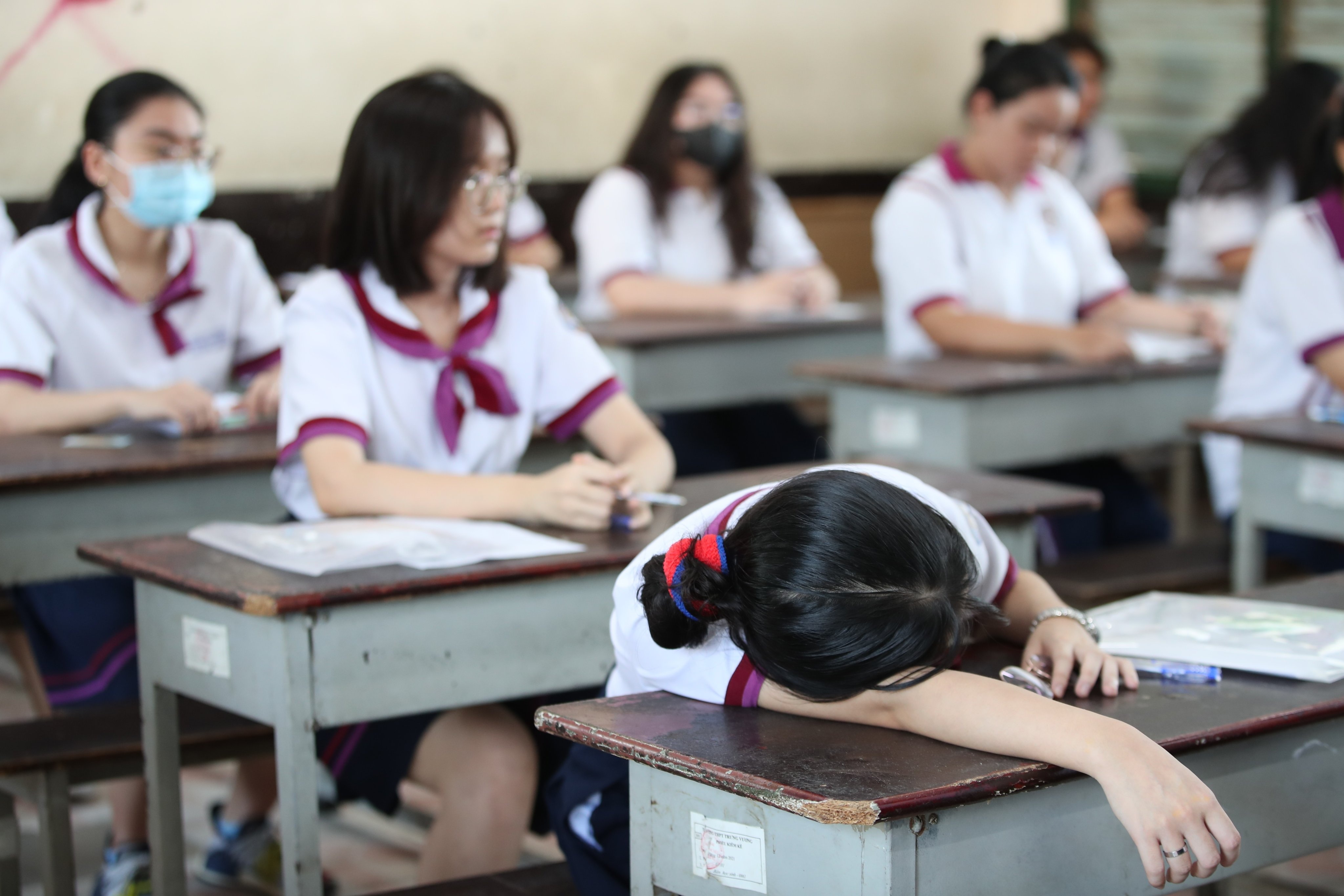 Học trò chắp tay cầu nguyện mong đề ra Người lái đò sông Đà - 15