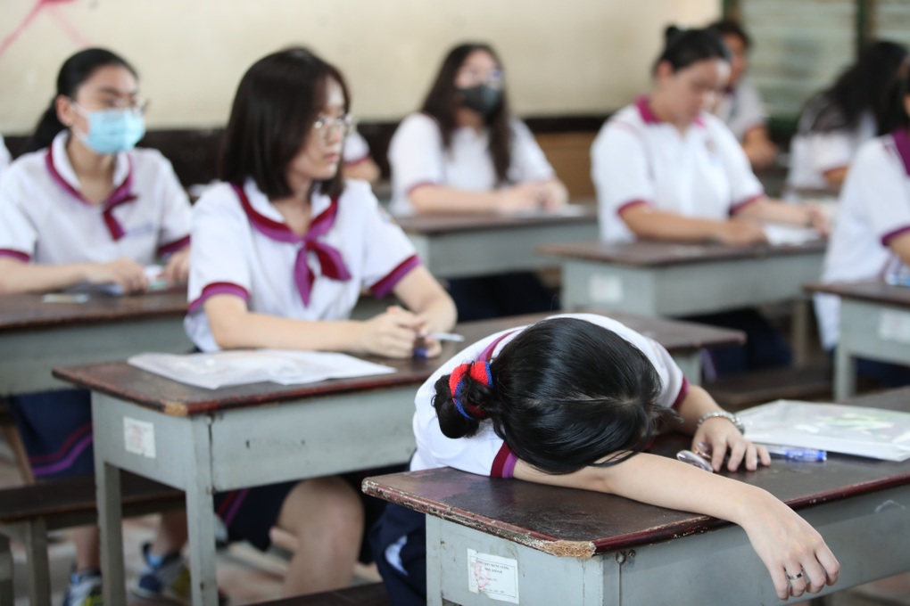 Học trò chắp tay cầu nguyện mong đề ra Người lái đò sông Đà - 16