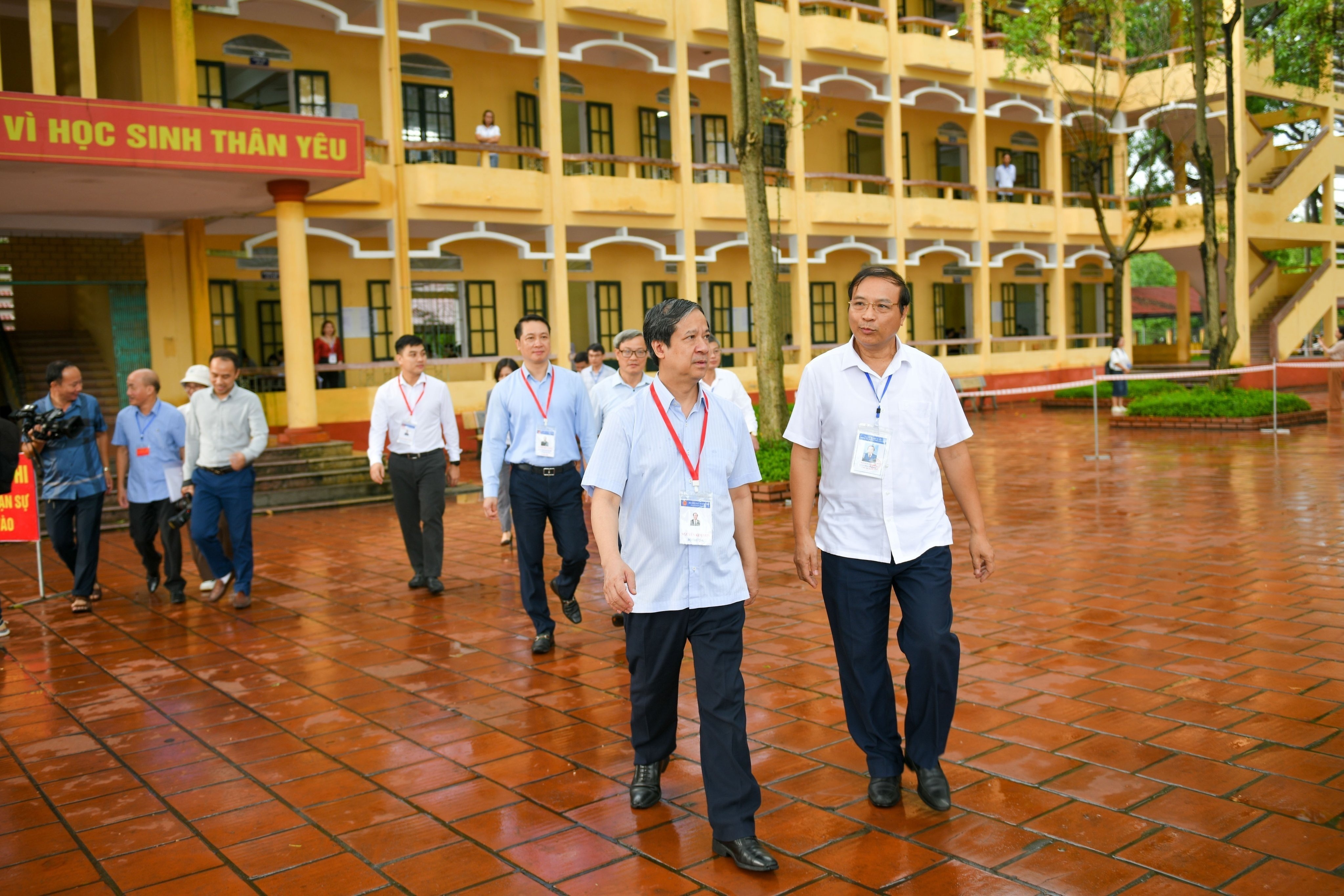 Học trò chắp tay cầu nguyện mong đề ra Người lái đò sông Đà - 17