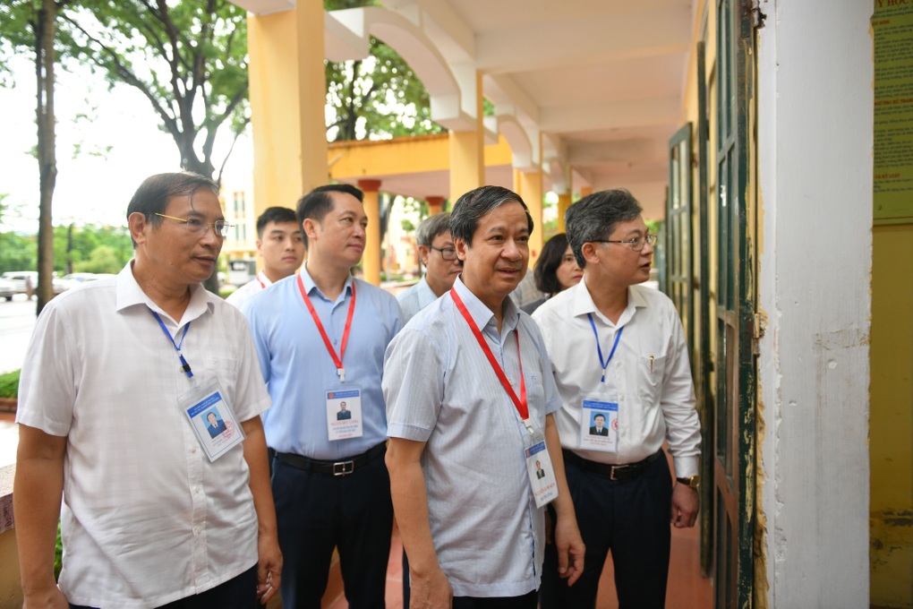 Học trò chắp tay cầu nguyện mong đề ra Người lái đò sông Đà - 20