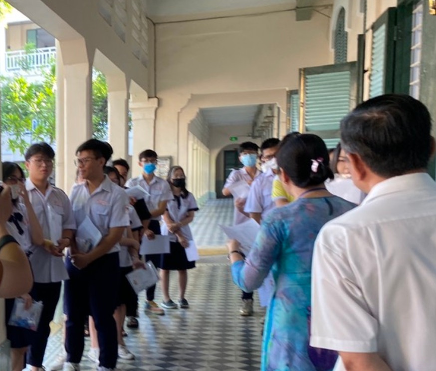 Học trò chắp tay cầu nguyện mong đề ra Người lái đò sông Đà - 3