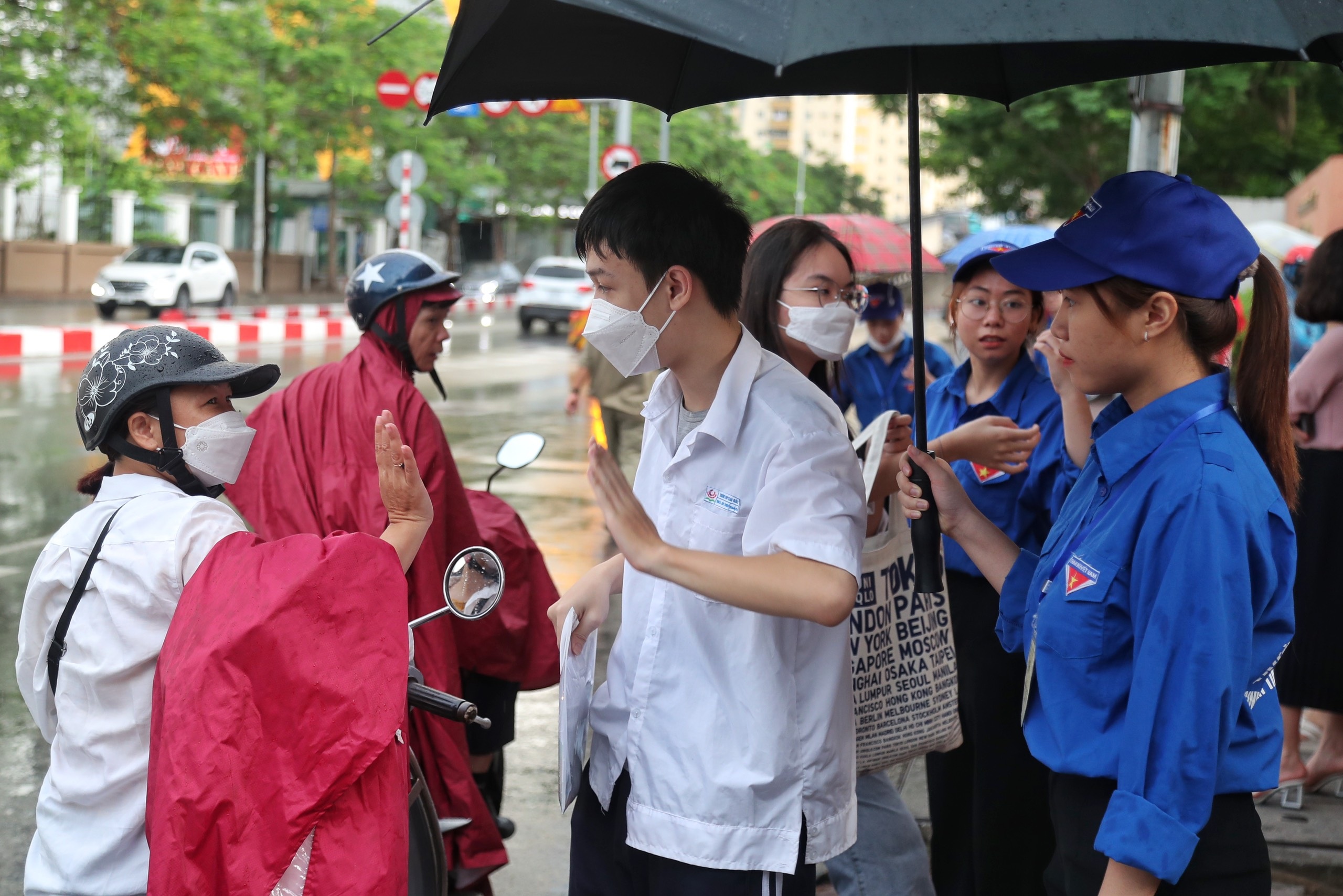 Học trò chắp tay cầu nguyện mong đề ra Người lái đò sông Đà - 23
