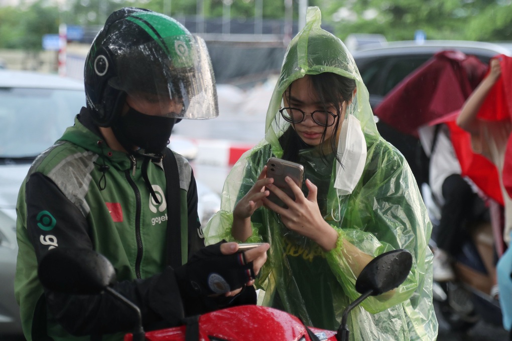 Học trò chắp tay cầu nguyện mong đề ra Người lái đò sông Đà - 26