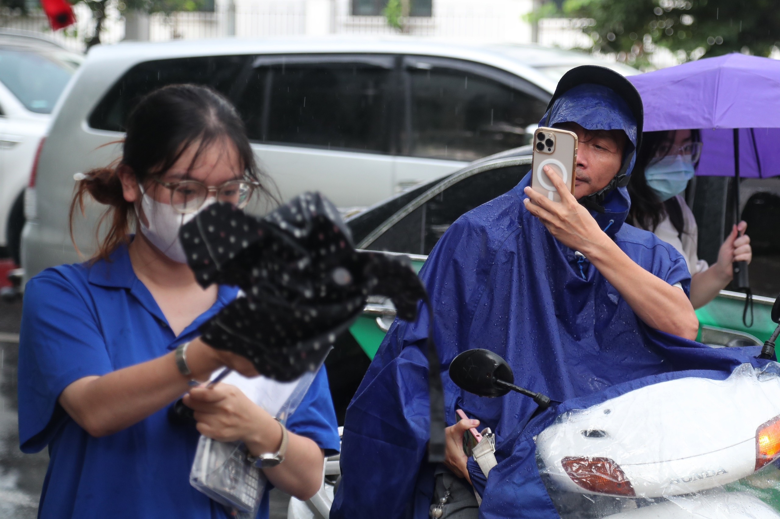 Học trò chắp tay cầu nguyện mong đề ra Người lái đò sông Đà - 27