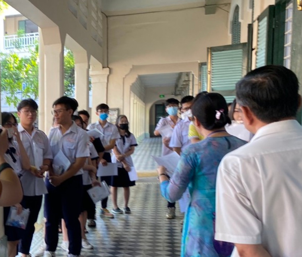 Học trò chắp tay cầu nguyện mong đề ra Người lái đò sông Đà - 4