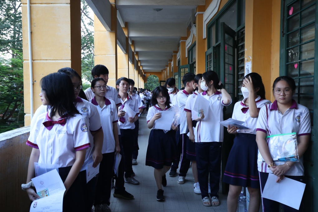 Học trò chắp tay cầu nguyện mong đề ra Người lái đò sông Đà - 6