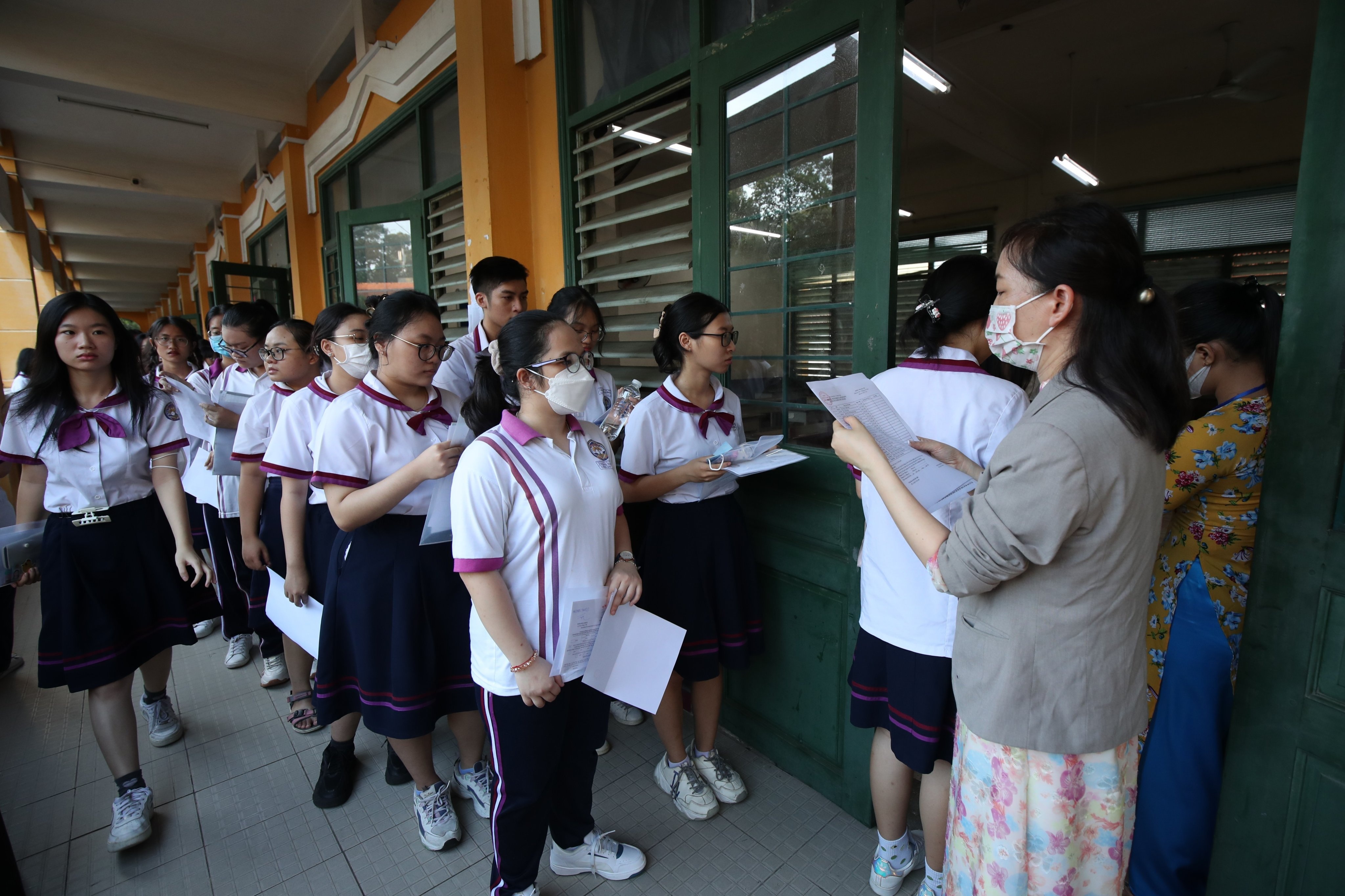 Học trò chắp tay cầu nguyện mong đề ra Người lái đò sông Đà - 7