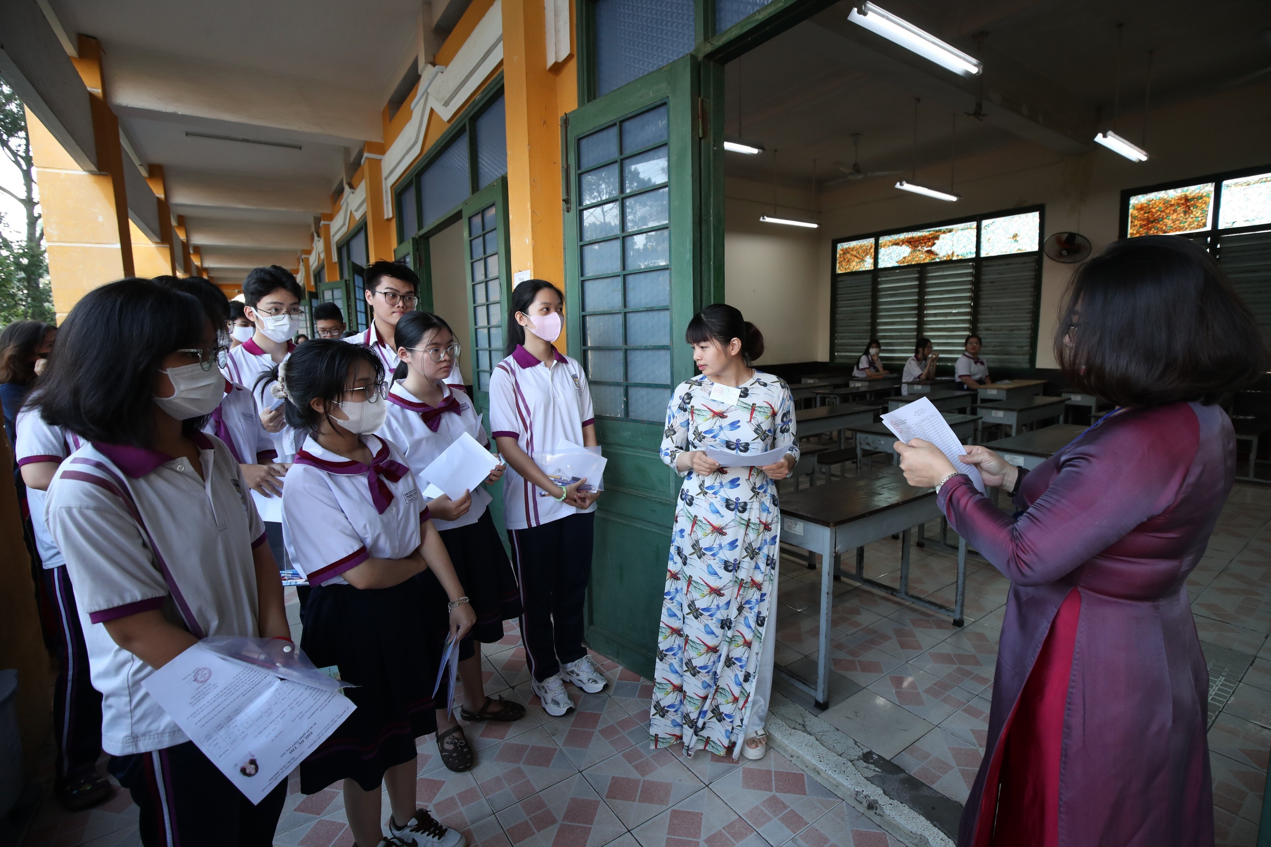 Học trò chắp tay cầu nguyện mong đề ra Người lái đò sông Đà - 9