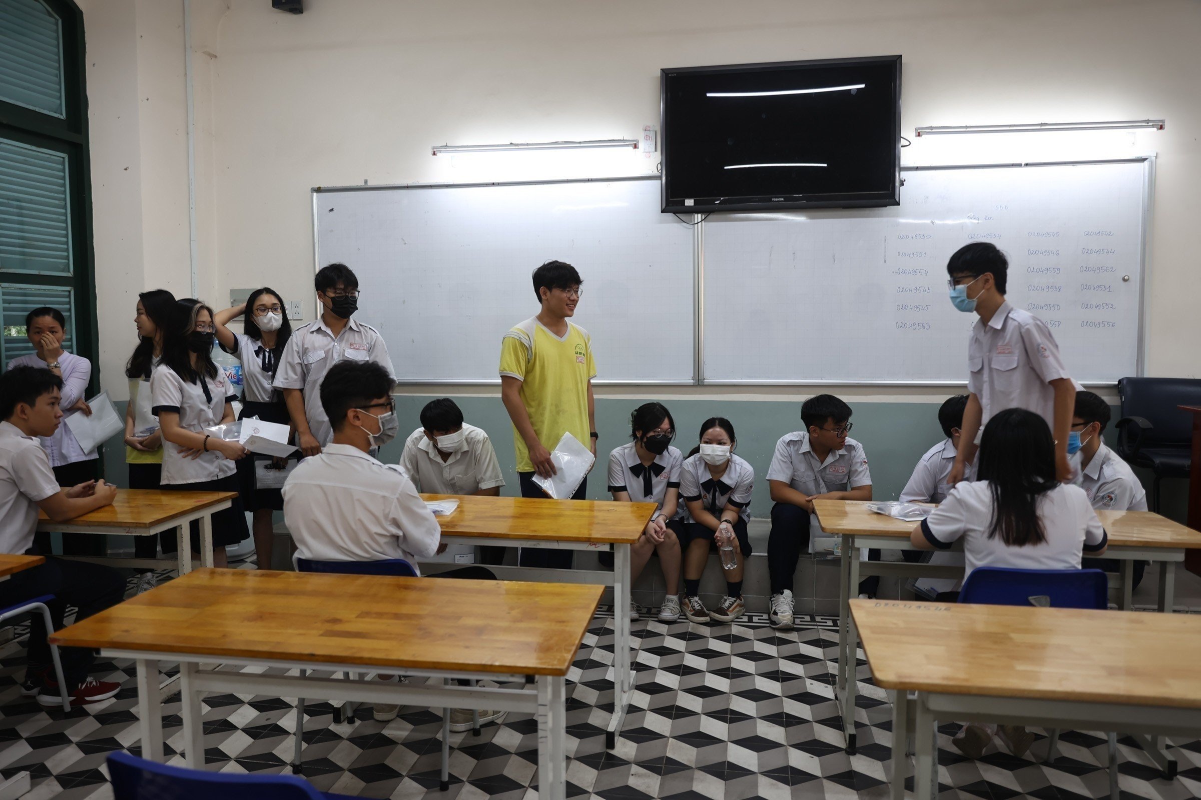 Học trò chắp tay cầu nguyện mong đề ra Người lái đò sông Đà - 1